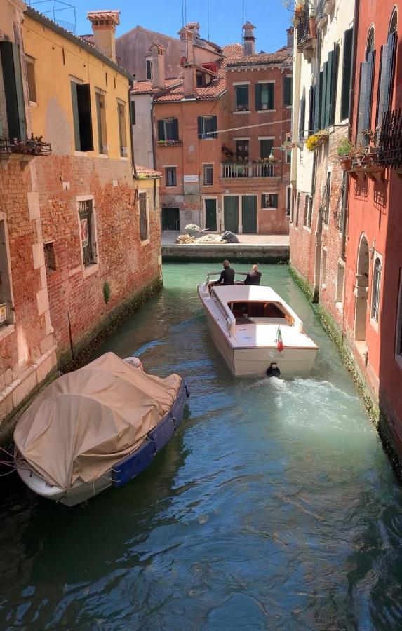 Casa Al Ponte Scudi - 4 Windows On The Canal Venecia Exterior foto